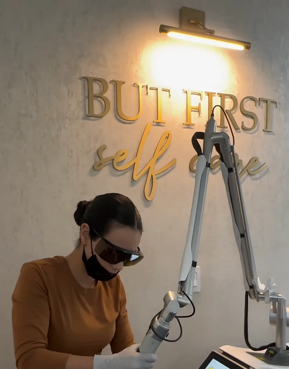 Dr. Vanessa Hernández working with the Laser Chrome at her office