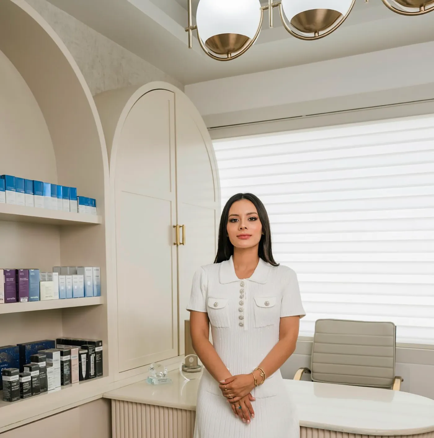 La Dra. Vanessa Hernández en su consultorio, junto a las repisas en arco